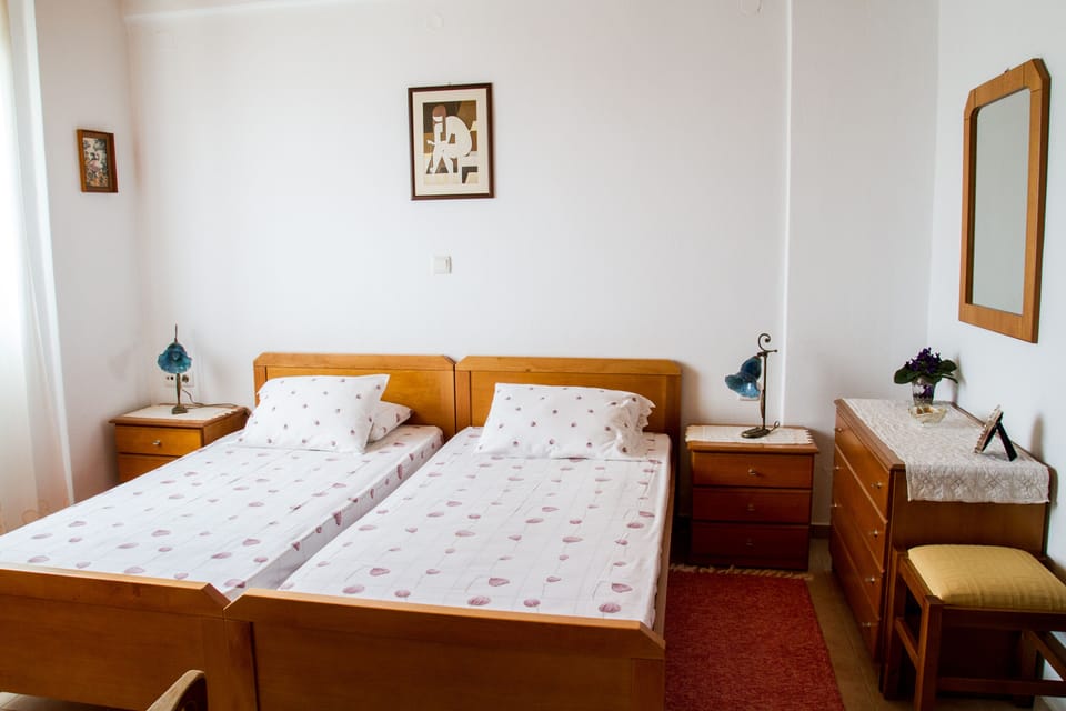 Desk, blackout drapes, iron/ironing board, free cribs/infant beds