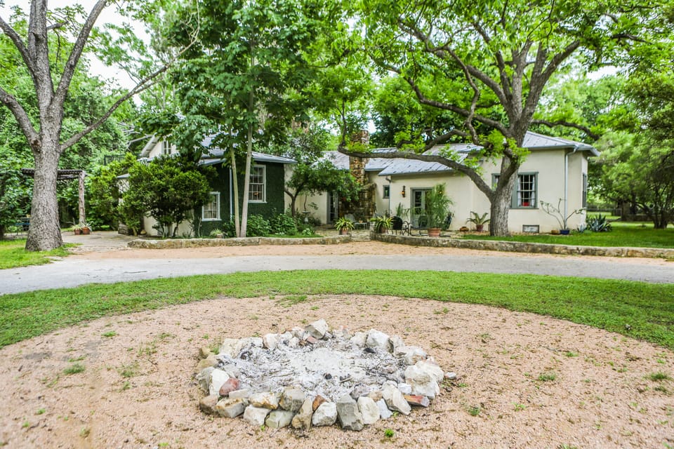 Sprawling 2 acres surrounded by nat'l park land - fireflies greet you at night