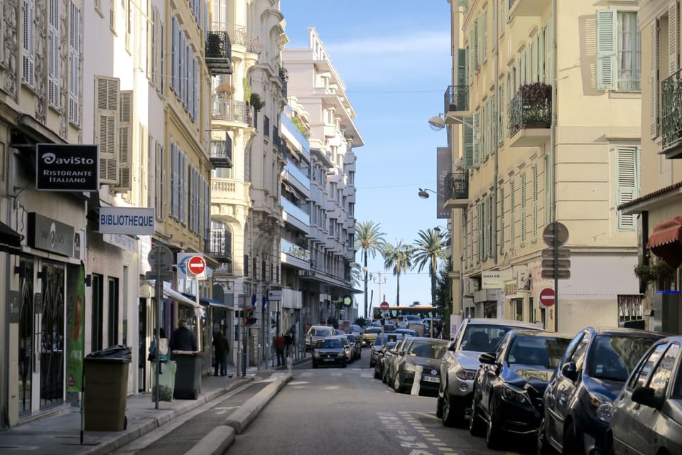 At the end of that street, the beach, 2 minutes to go.