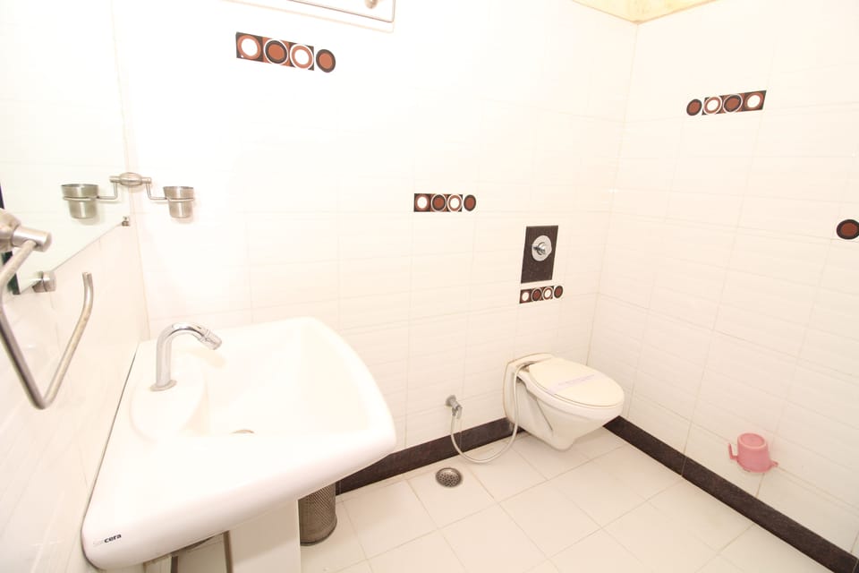 Premium Room | Bathroom | Shower, free toiletries, slippers, towels