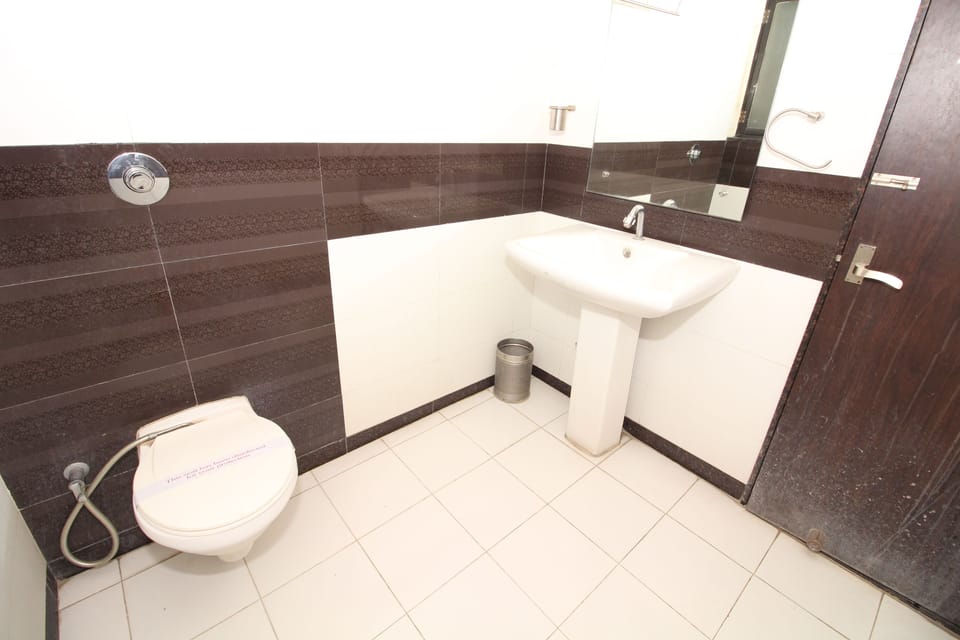 Premium Room | Bathroom | Shower, free toiletries, slippers, towels