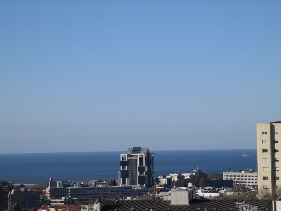vista do apartamento sobre  a cidade e oceano