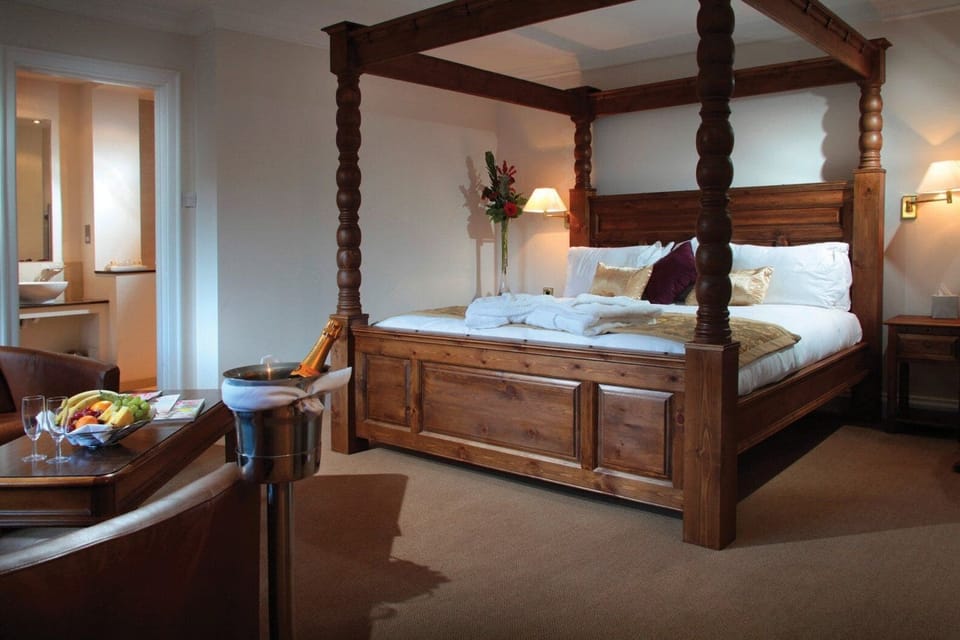 Four Poster Suite | Hypo-allergenic bedding available, iron/ironing board, WiFi (free)
