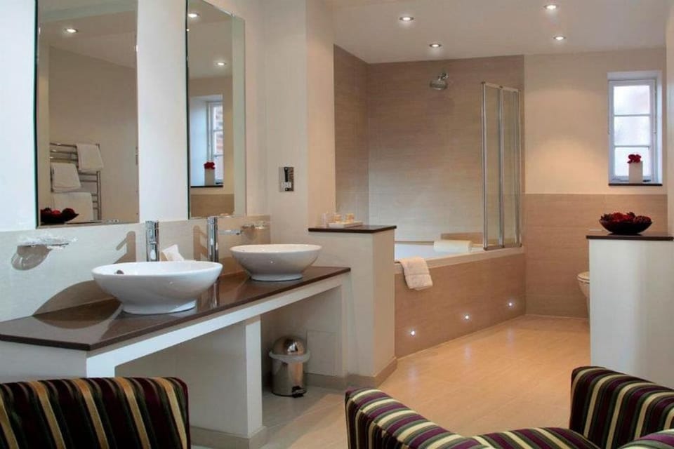 Combined shower/tub, free toiletries, hair dryer, towels