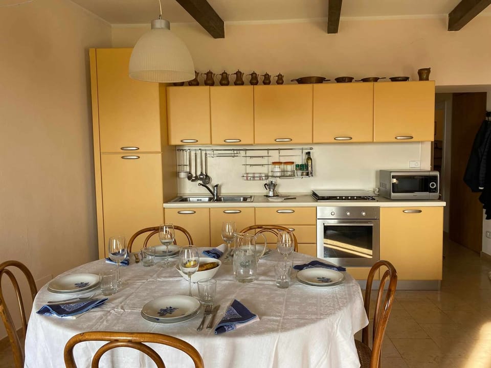 Kitchen or kitchenette,Dining area