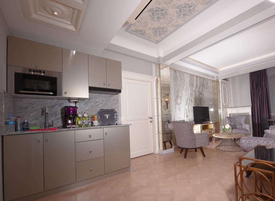Luxury Condo, 1 Bedroom, Smoking, Sea View | Private kitchenette | Electric kettle, eco-friendly cleaning products