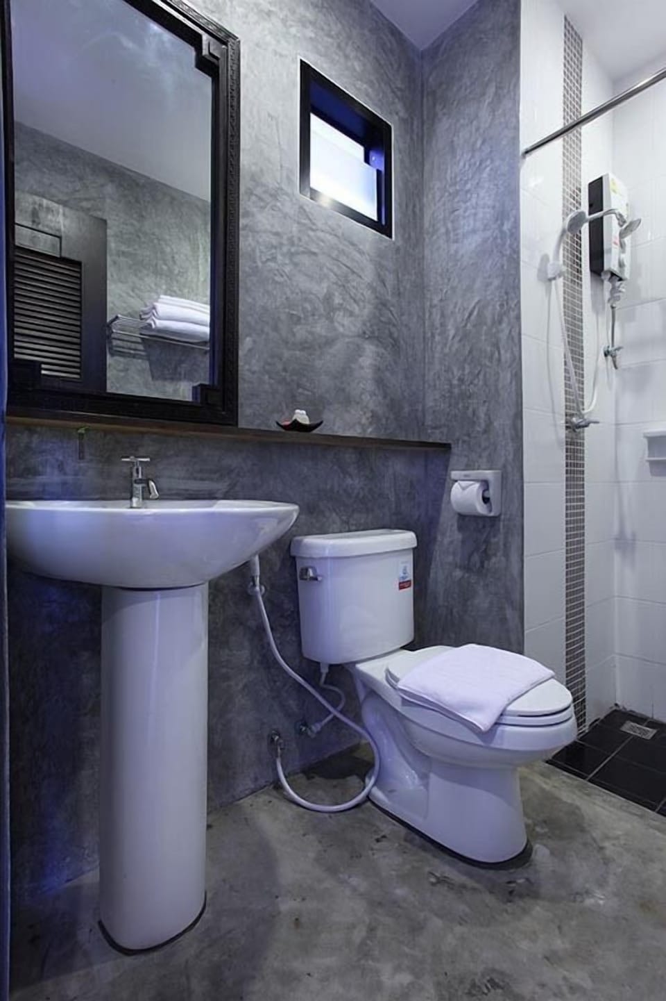 Shower, free toiletries, towels