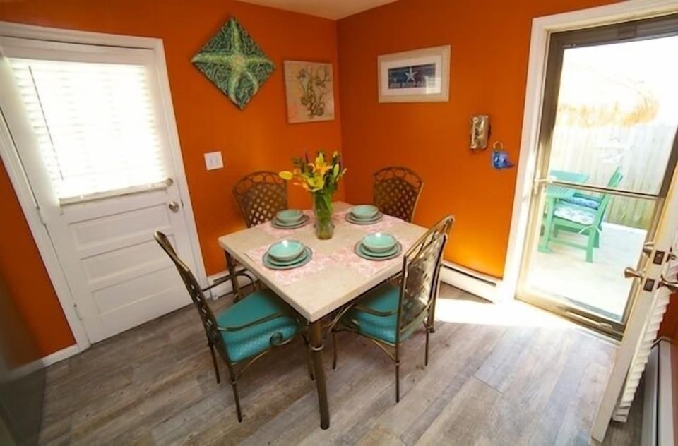 Kitchen table with dining that seats 4 