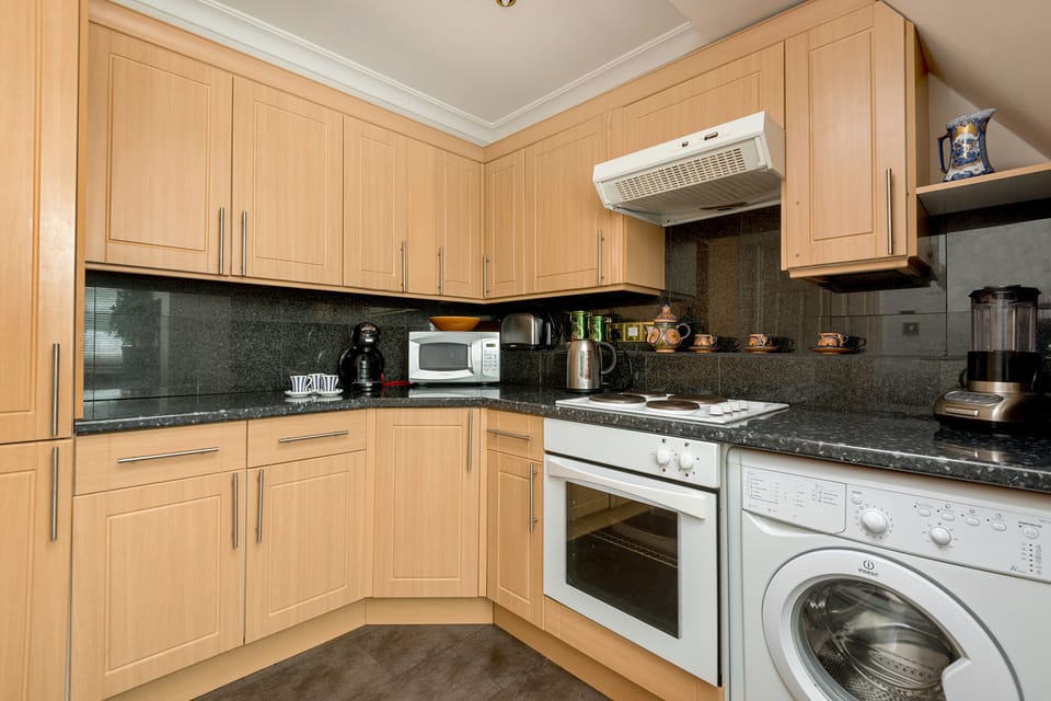 Fully Fitted Kitchen 