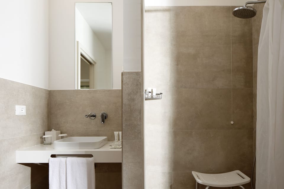 Comfort Suite, Ground Floor | Bathroom | Shower, free toiletries, hair dryer, bathrobes