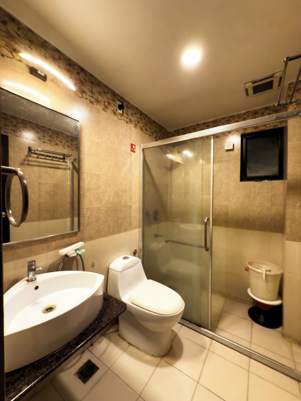 Deluxe Room | Bathroom | Shower, free toiletries, towels, soap