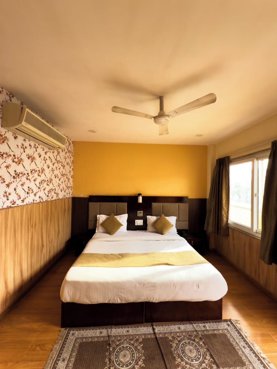 Deluxe Room | Desk, soundproofing, rollaway beds (surcharge), WiFi (free)