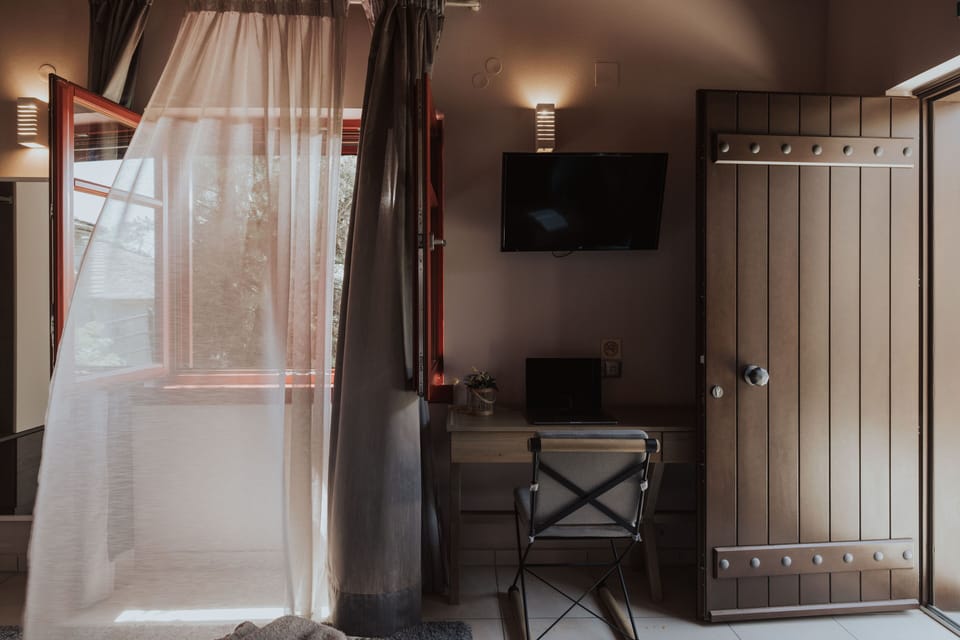 Family Room | Desk, soundproofing, iron/ironing board, free WiFi