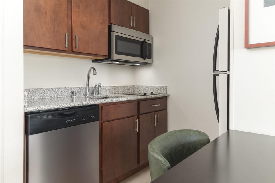 Full-size fridge, microwave, dishwasher, coffee/tea maker