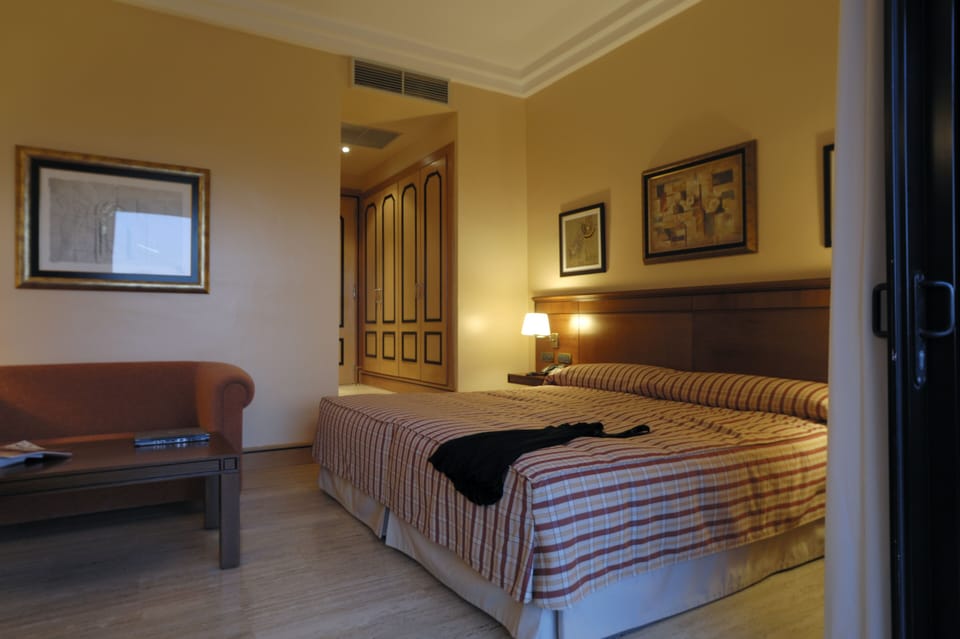 Minibar, in-room safe, desk, WiFi (free)