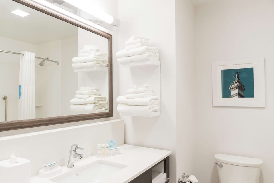 Combined shower/tub, free toiletries, towels
