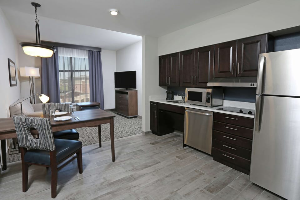 Full-size fridge, microwave, stovetop, dishwasher