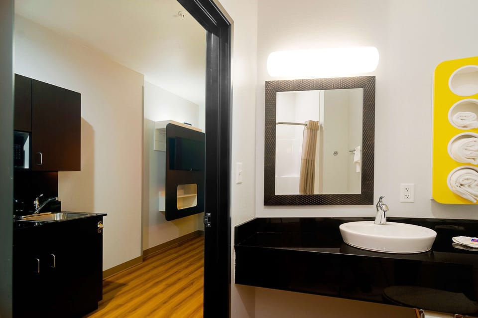Deluxe Room, 1 King Bed, Non Smoking, Kitchenette | Bathroom | Combined shower/tub, towels, soap