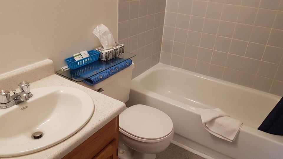 Combined shower/tub, towels