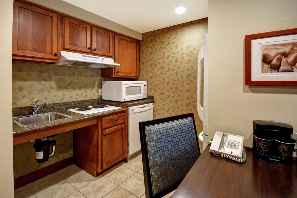 Full-size fridge, microwave, stovetop, dishwasher