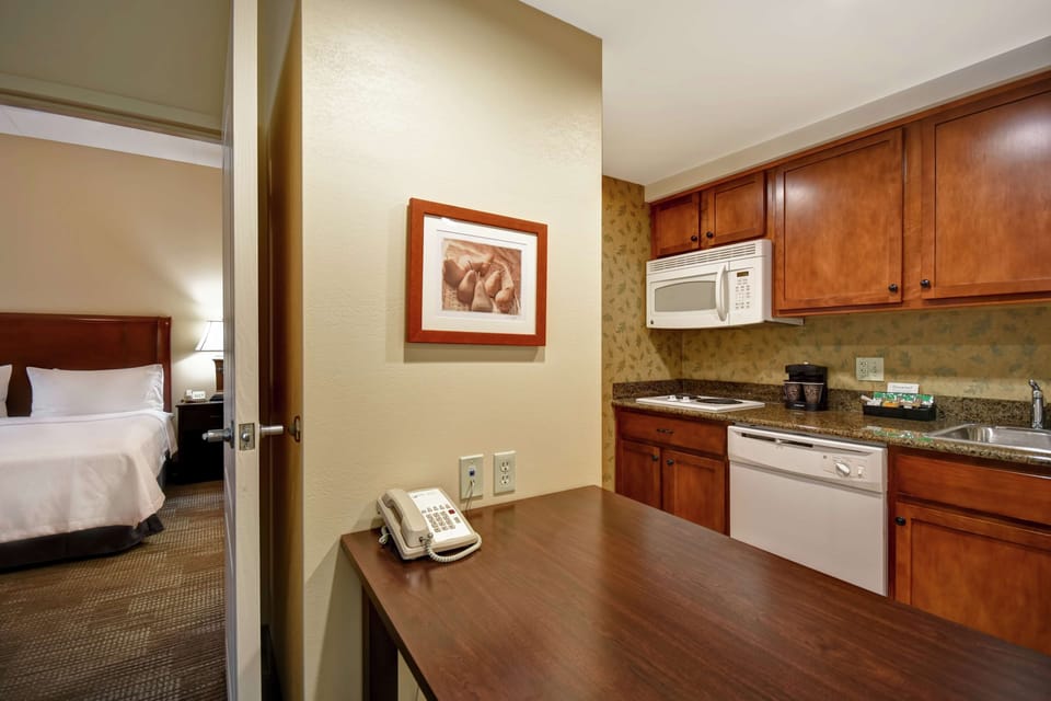 Full-size fridge, microwave, stovetop, dishwasher