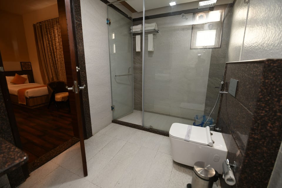 Executive Room | Bathroom | Free toiletries, slippers, towels