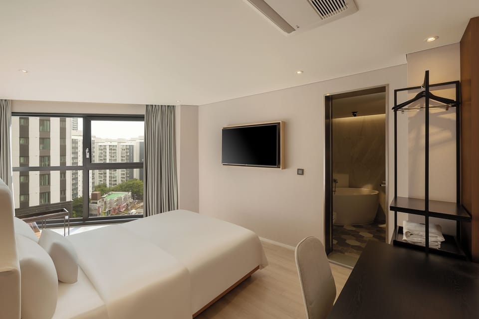 Royal Double Room | In-room safe, desk, laptop workspace, blackout drapes