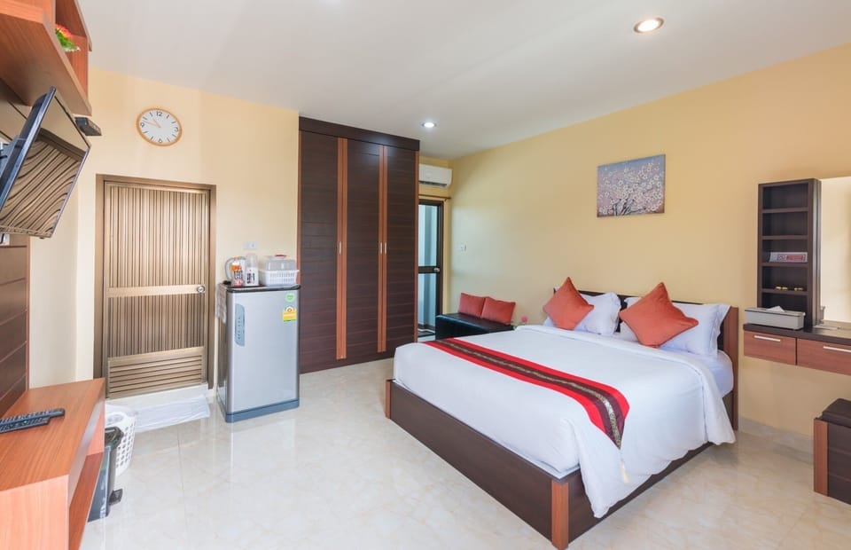 Studio | Individually decorated, blackout drapes, free WiFi, bed sheets