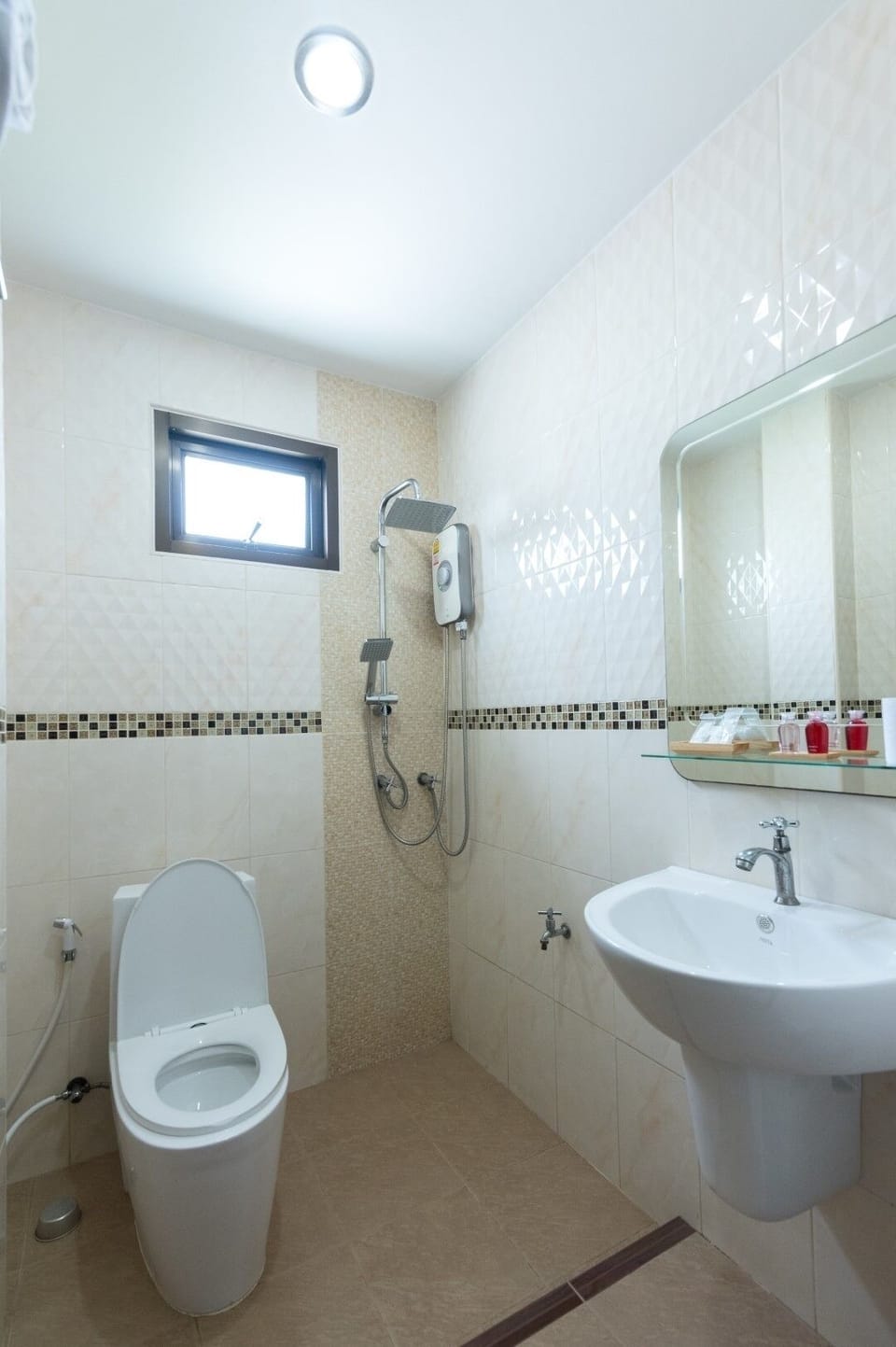 Shower, free toiletries, towels