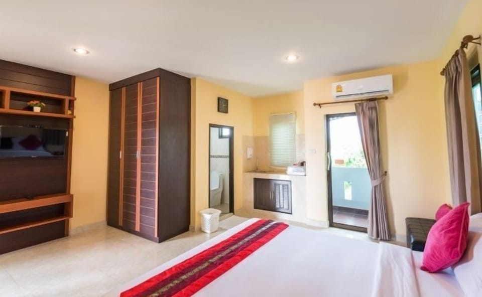 Double Room | Individually decorated, blackout drapes, free WiFi, bed sheets