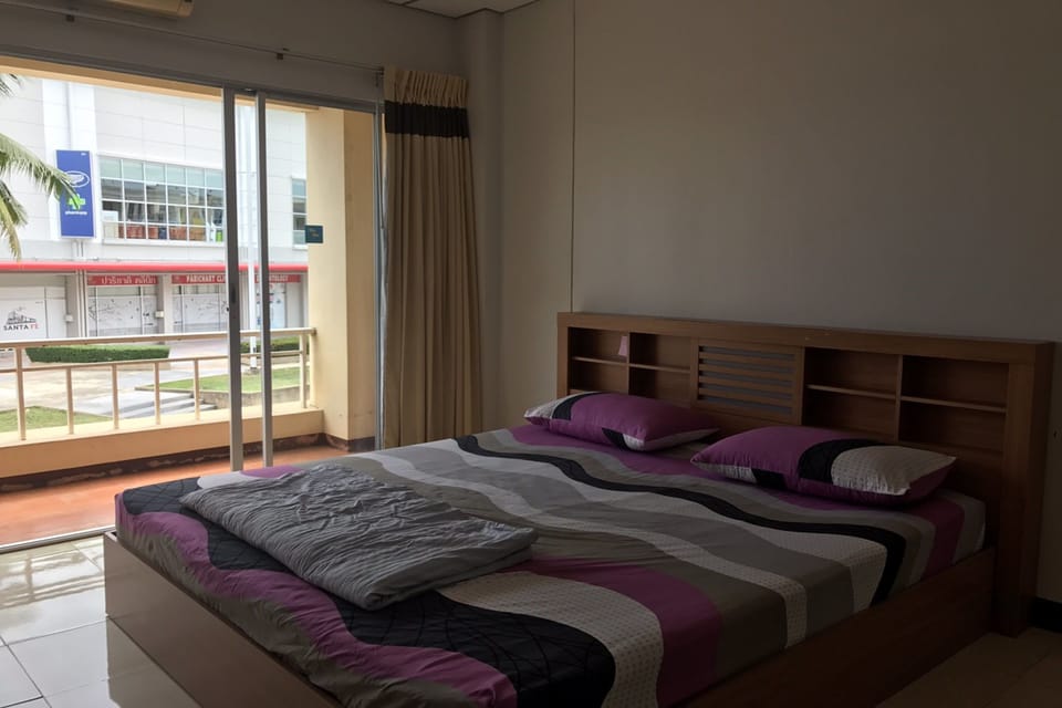 Standard Double Room | Desk, blackout drapes, soundproofing, iron/ironing board