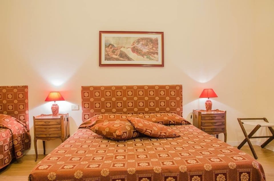 Triple Room | In-room safe, desk, free cribs/infant beds, free WiFi