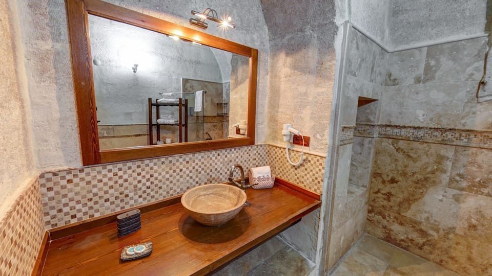 Konak Double Room | Bathroom | Shower, free toiletries, hair dryer, bathrobes