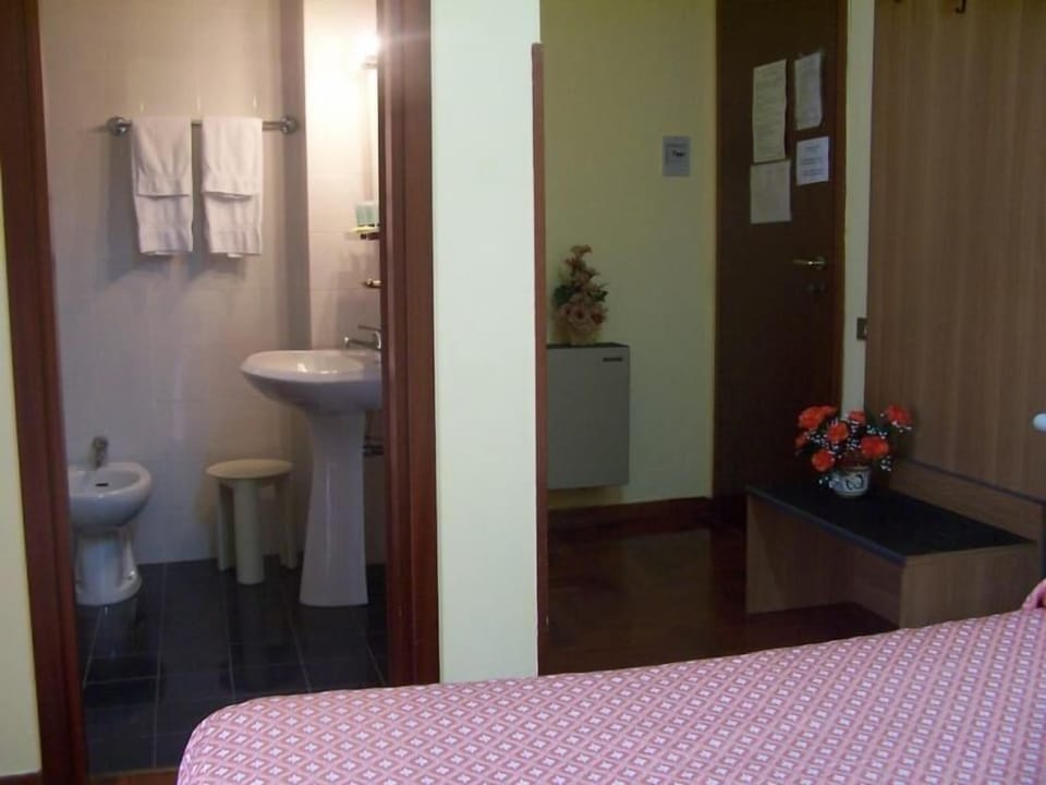 Single Room | Desk, free WiFi