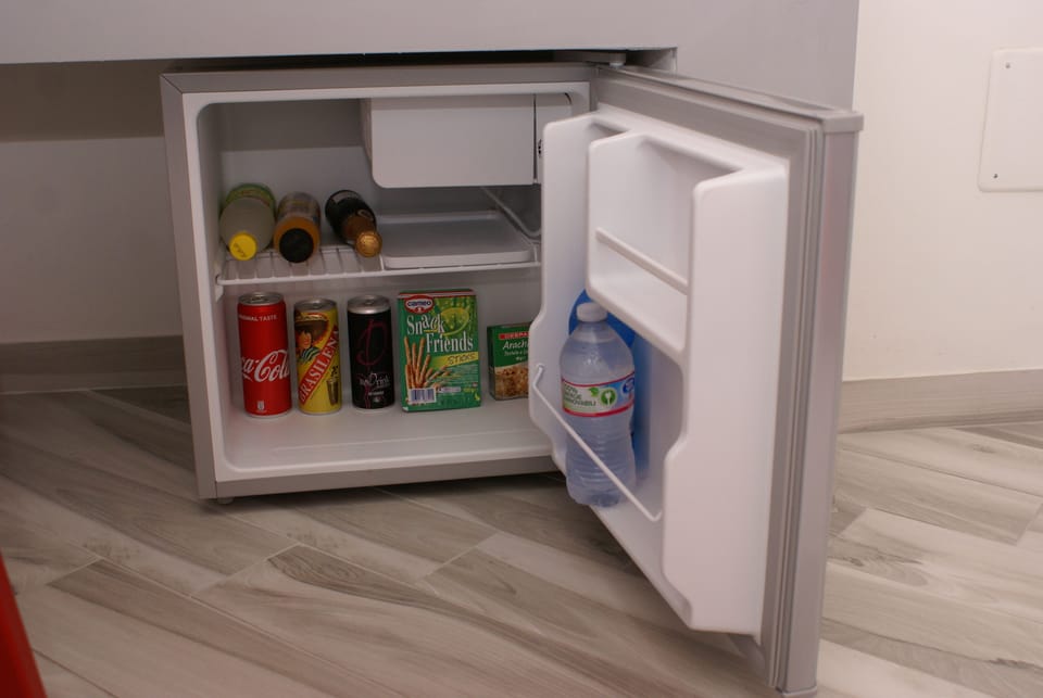 Comfort Triple Room (Arancione) | Mini-refrigerator