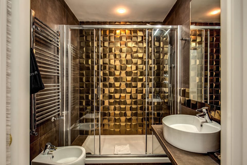 Deluxe Double or Twin Room | Bathroom | Shower, rainfall showerhead, eco-friendly toiletries, hair dryer