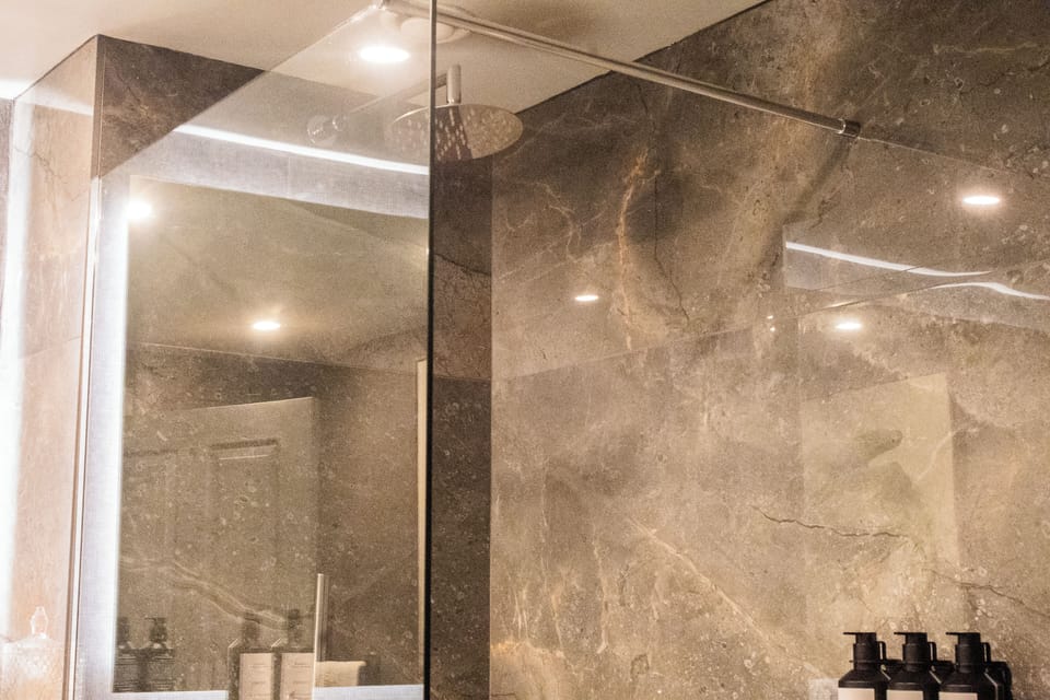 Deluxe Twin Room, 2 Twin Beds | Bathroom | Eco-friendly toiletries, hair dryer, towels
