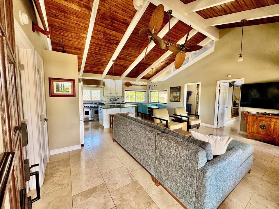 MAIN ENTRANCE: Welcome to Hale Poipu Great Room
