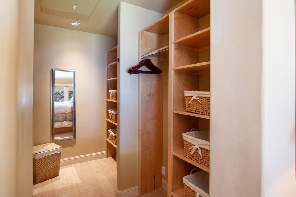 Makani A Kai B8 Master Closet