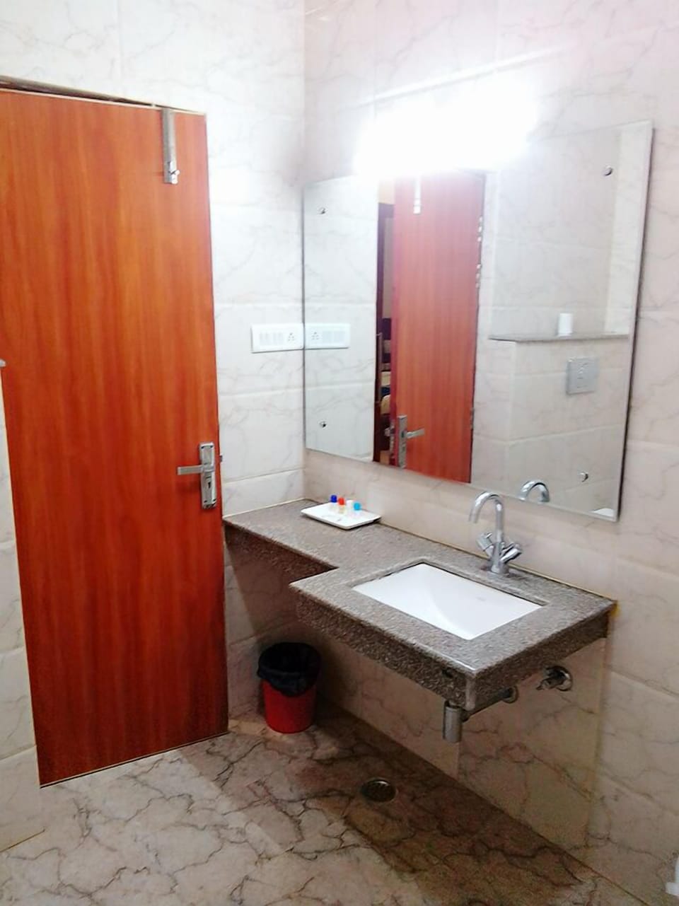 Shower, free toiletries, towels