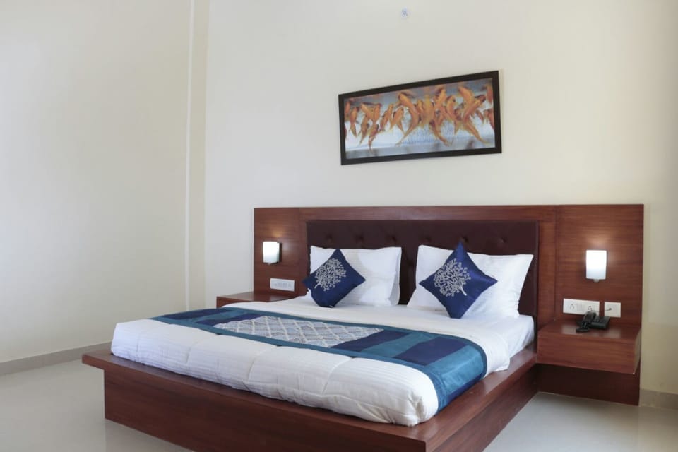 Minibar, in-room safe, desk, rollaway beds (free)