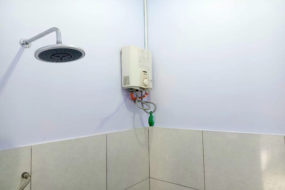 Standard Double Room | Bathroom | Shower, rainfall showerhead, slippers, bidet