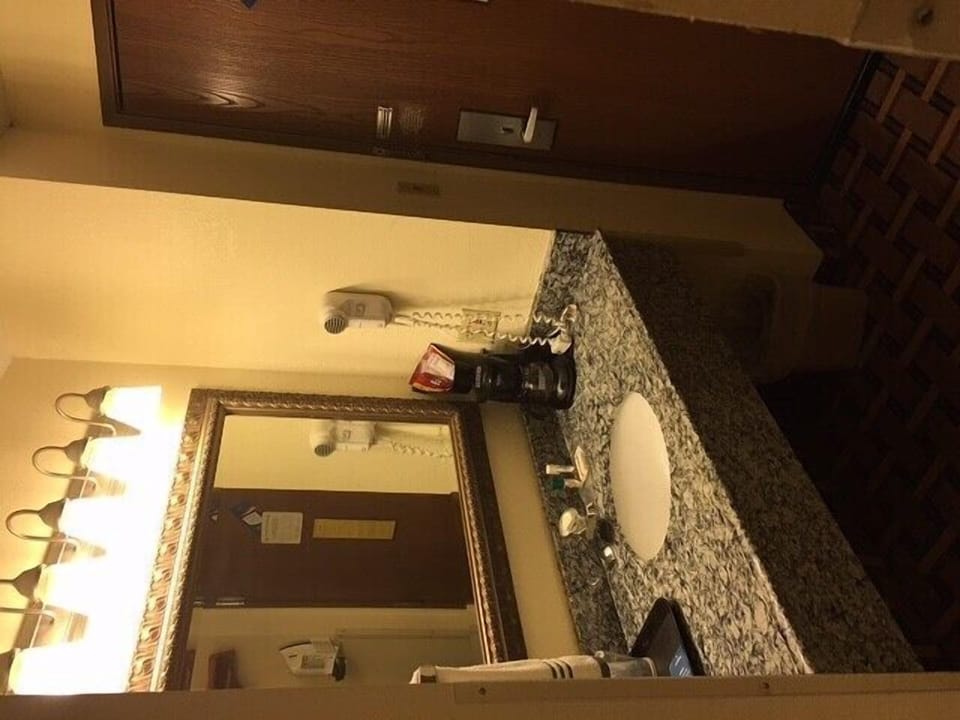 Combined shower/tub, free toiletries, towels