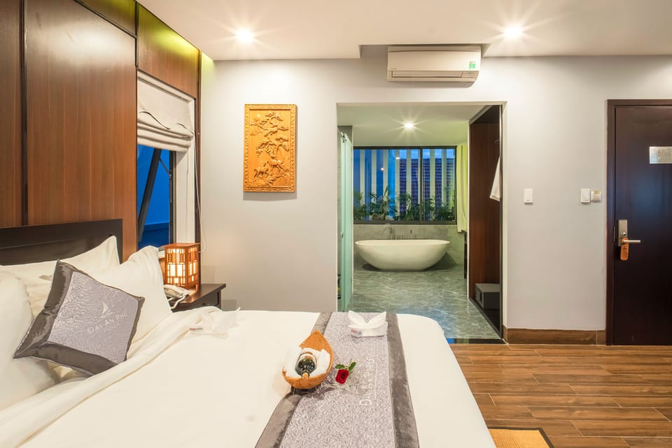 Honeymoon Suite, 1 King Bed, Balcony, Poolside | 1 bedroom, premium bedding, pillowtop beds, free minibar items