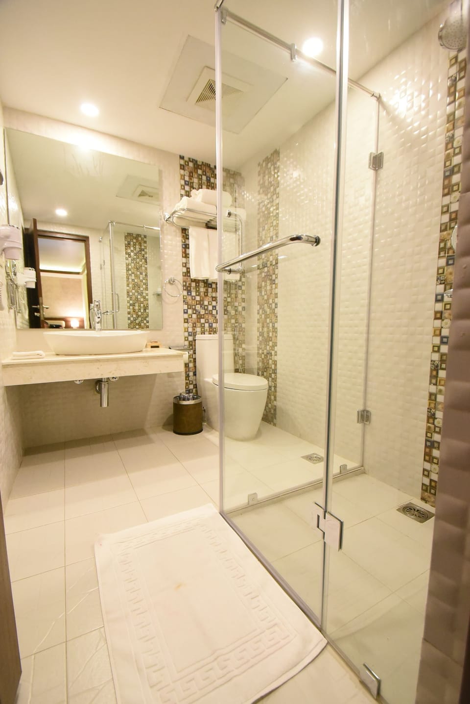 Exclusive Twin Room, 2 Twin Beds | Bathroom | Shower, towels