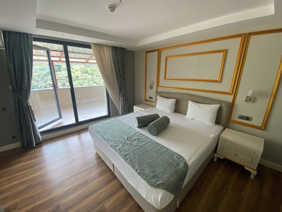Suite, 1 Queen Bed | Premium bedding, minibar, in-room safe, blackout drapes