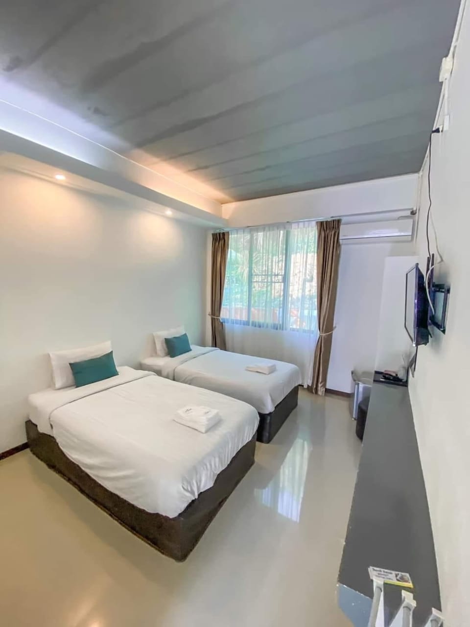 Standard Room, 2 Twin Beds | Blackout drapes, WiFi (free), bed sheets
