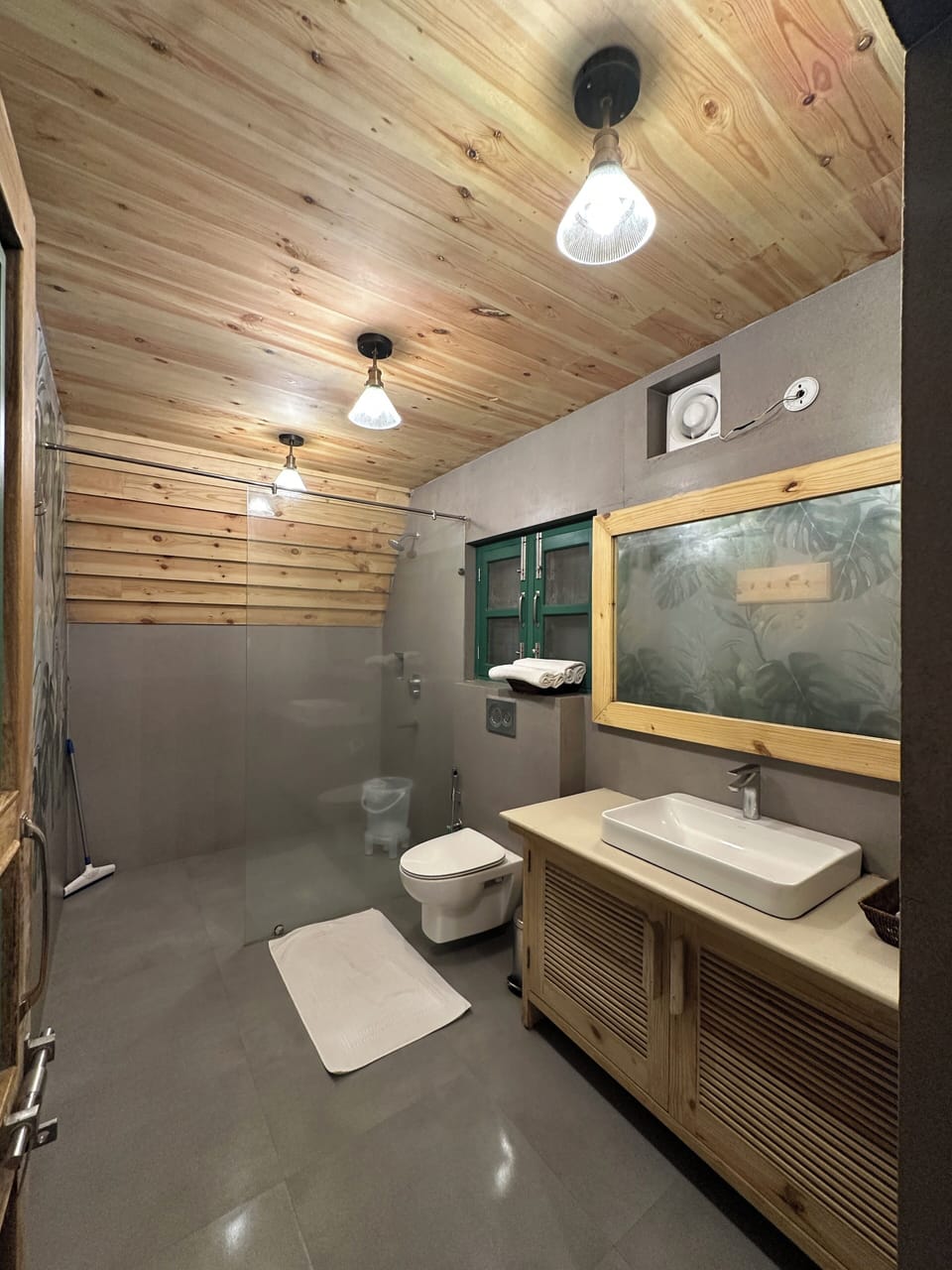 Family Quadruple Room | Bathroom | Shower, free toiletries, slippers, towels