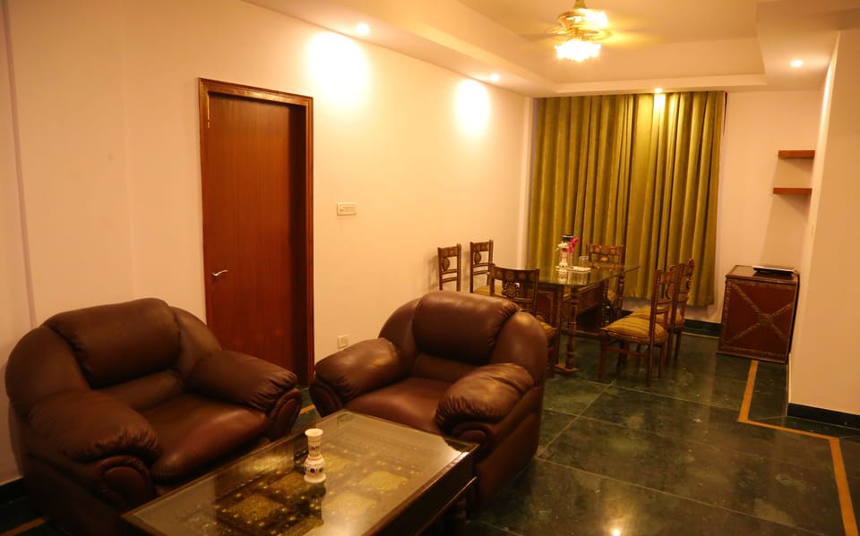 Maharaja suite | Minibar, in-room safe, desk, blackout drapes