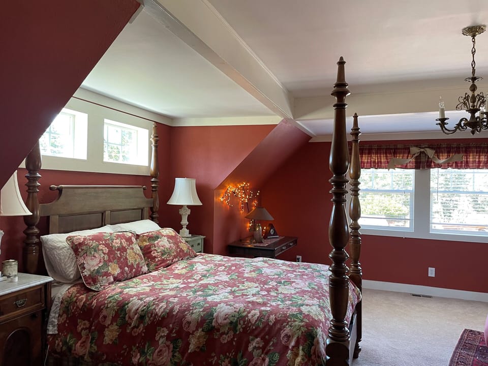 Master Bedroom - Queen Bed